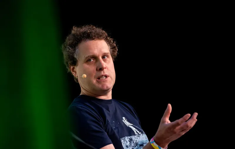 Rocket Lab se compra Iridium: Peter Beck se pone el traje de emperador espacial