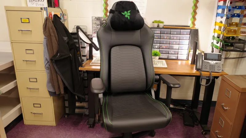 La Razer Iskur V2 NewGen: la silla que te abraza como una serpiente (pero sin ahogarte)