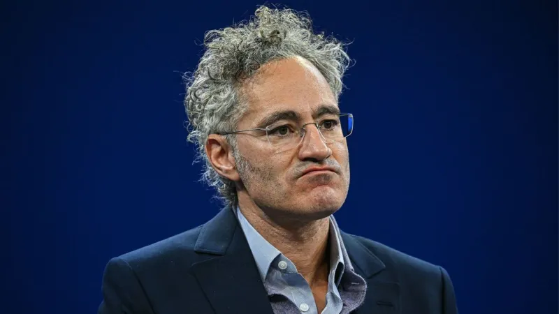 El CEO de Palantir se lia a hostias con el modelo de negocio de la IA: '¿Por qué coño cobráis por tokens si es tan valioso?'