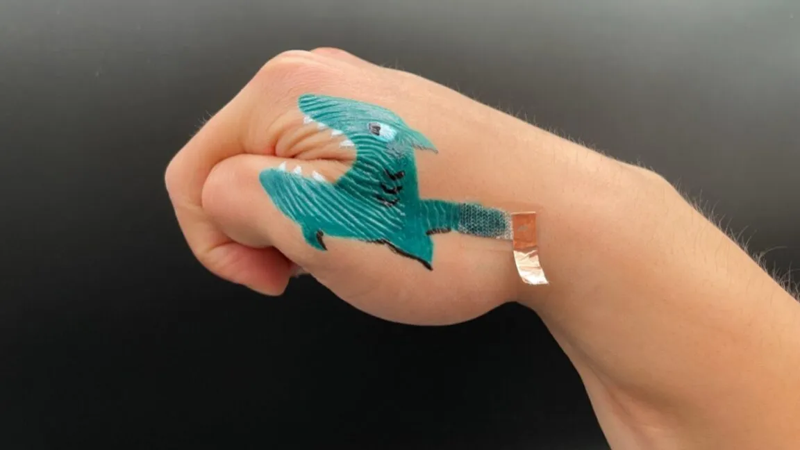 Pintate un tatuaje electrónico y mide tu corazón mientras te tomas una caña