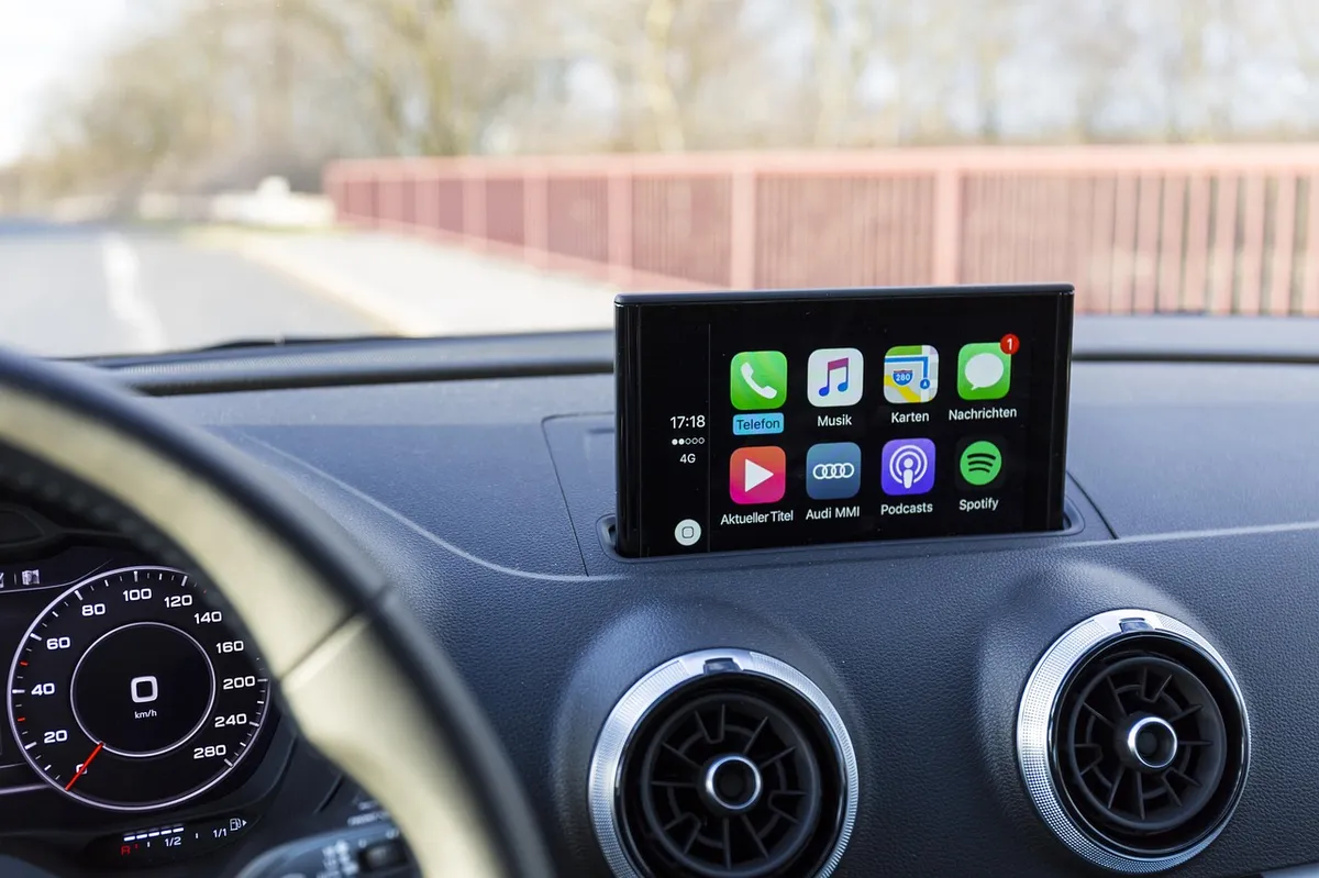 El adaptador CarPlay que te ahorra el lío de los cables en el coche (y no es otro cacharrito chino raro)