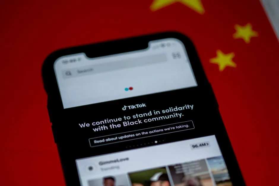 TikTok se pone seria con los deepfakes: su nueva herramienta para detectar si usan tu cara sin permiso ya está en pruebas