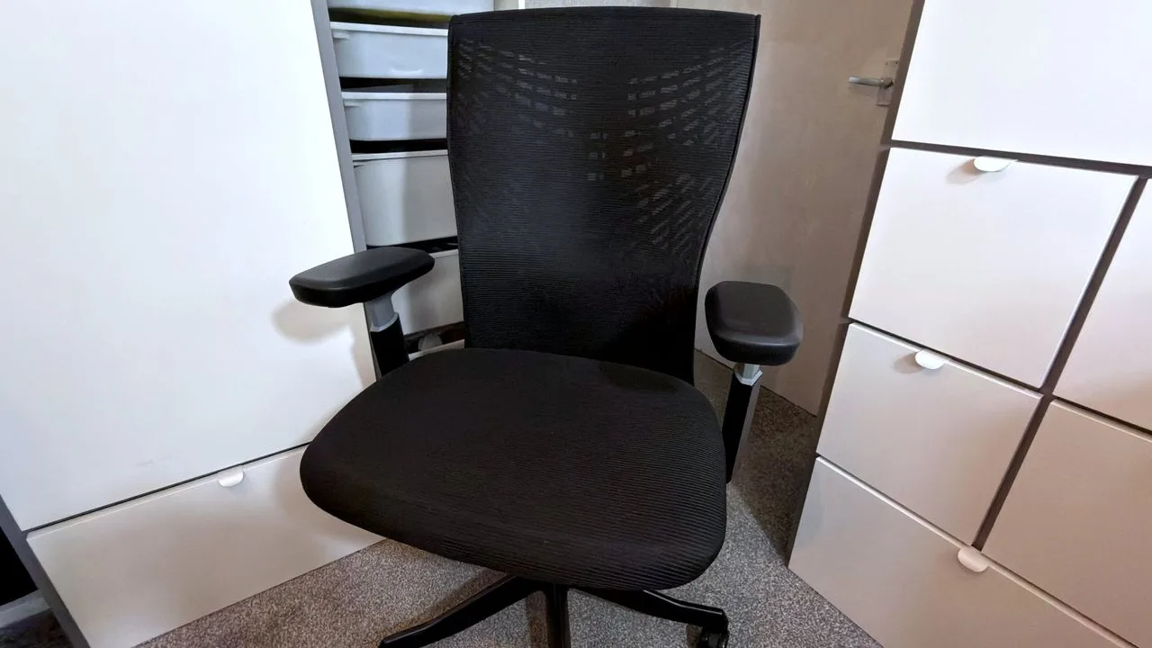 La silla de una empresa de IA que me ha hecho replantearme el miedo a las mallas