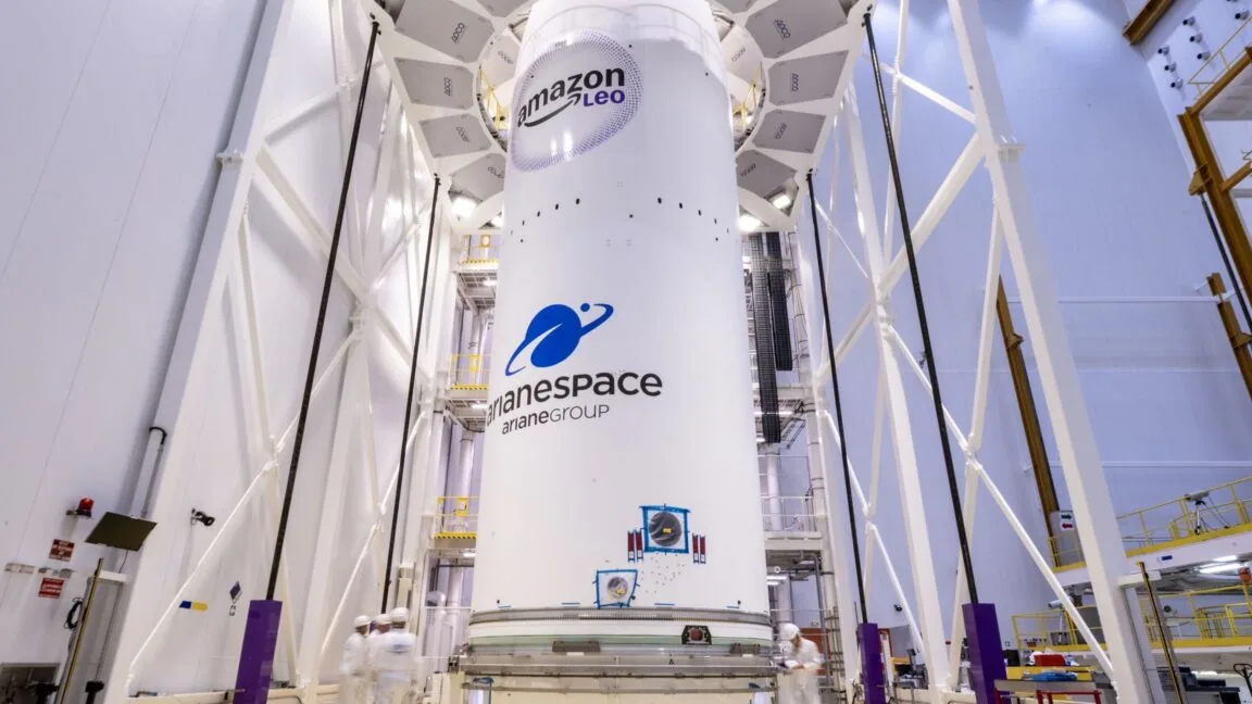 Amazon tiene cientos de satélites aparcados en Florida esperando a que alguien los lleve al espacio