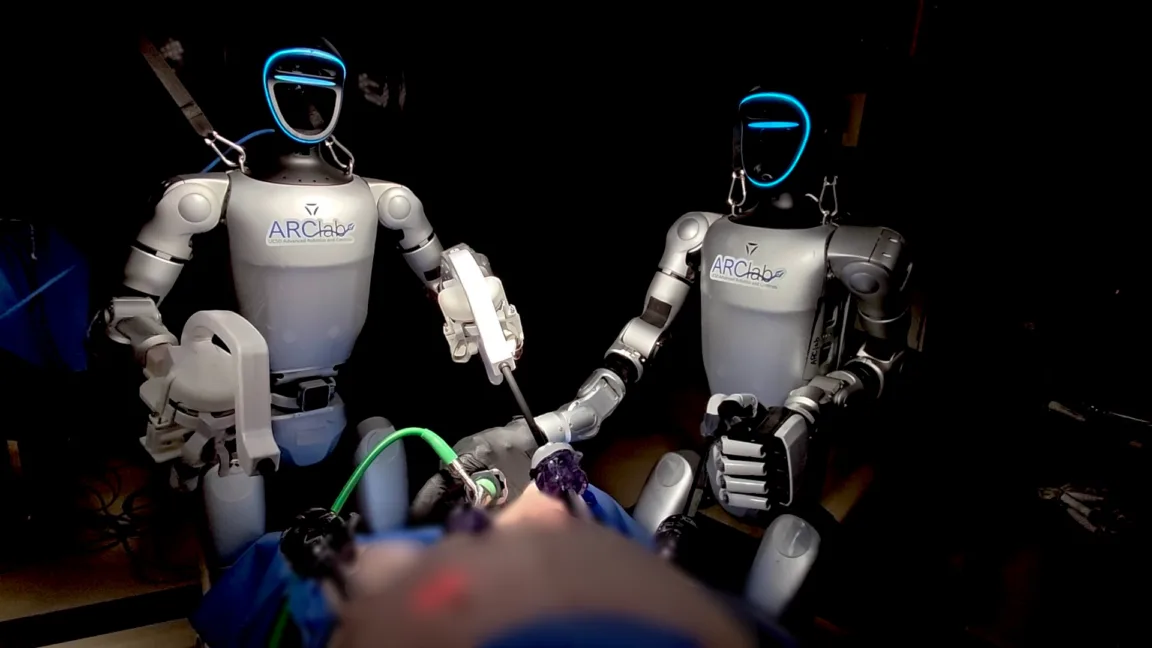 Cirujanos controlan un robot humanoide para operar cerdos vivos: ¿el futuro de la telecirugía?