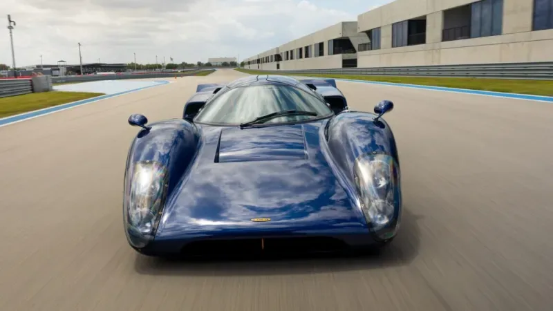 Este coche de carreras no contamina ni cuando lo fabrican: fibra de plantas, volcanes y agua de mar