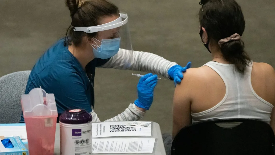 El bulo antivacunas se la pega: un macroestudio demuestra que el COVID sigue protegiendo el corazón