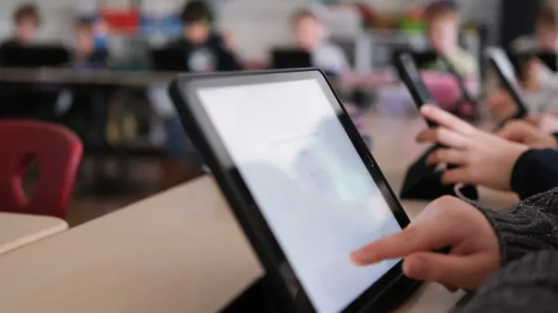 El nuevo jefe de la FCC quiere cargarse un programa de 2.000 millones para que los niños usen menos la tablet