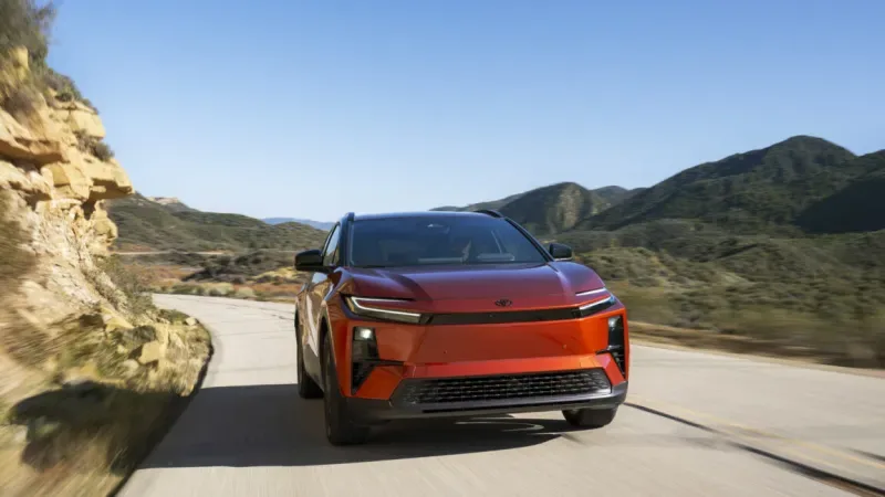 El Toyota C-HR eléctrico: un crossover que no sabe si ser coche o broma