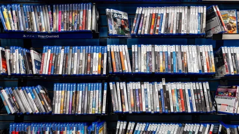 Echando de menos el olor a plástico y ofertas: el drama de las cajas de segunda mano