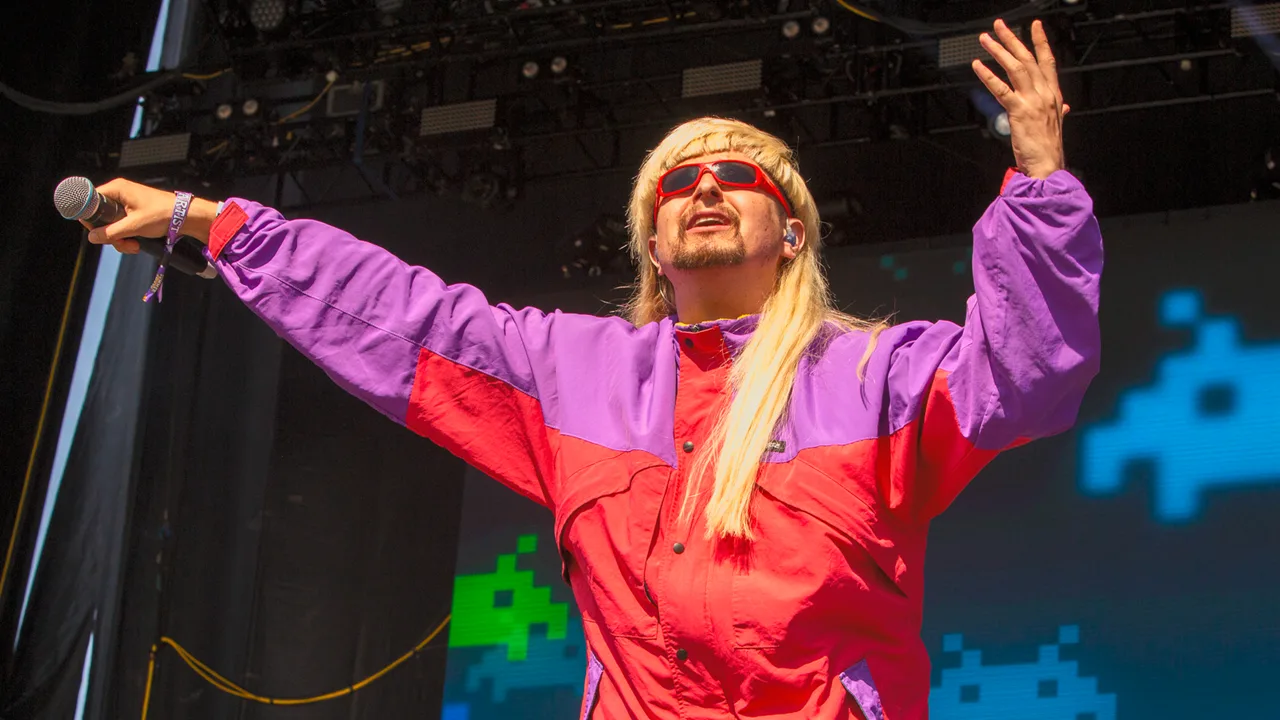 Oliver Tree se ha ido: el tío del casco cuadrado y el humor raro nos deja a los 32