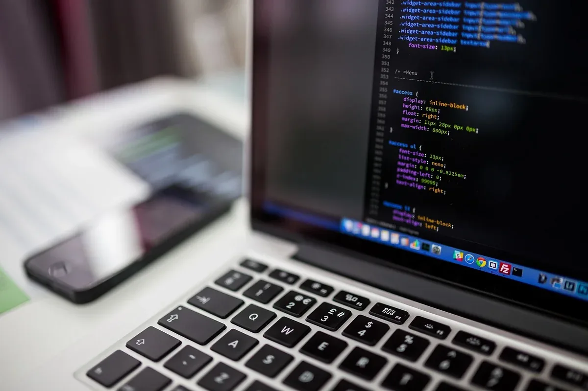 Crear una página web con IA y Kimi: prompts y flujo de trabajo para programar rápido